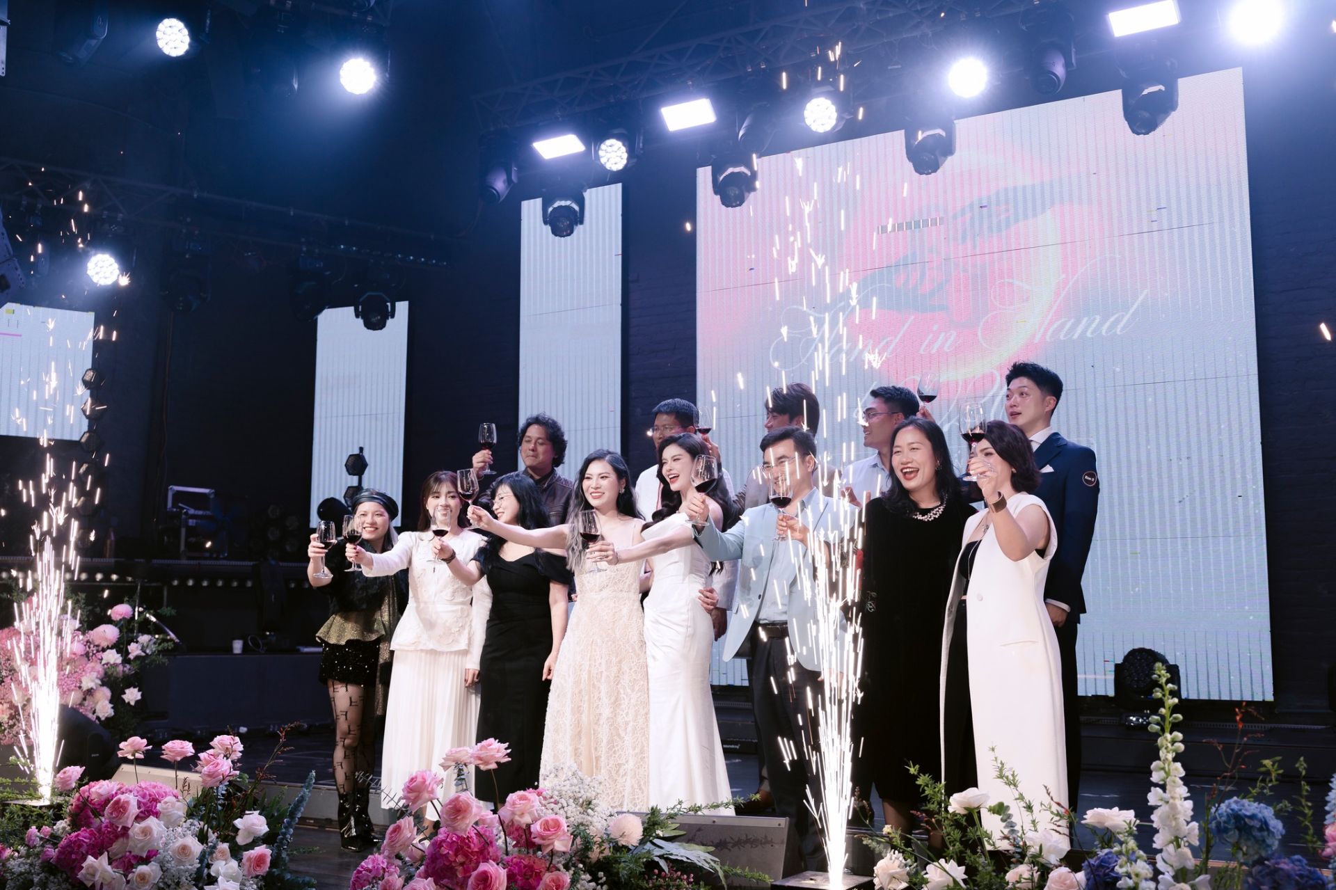 Các nghệ sĩ cùng ban giám đốc nâng ly chúc mừng 